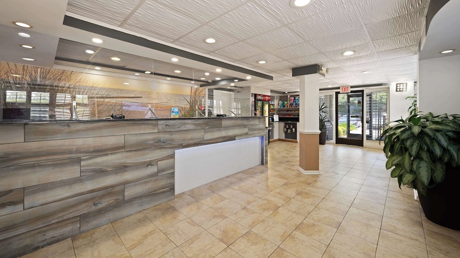 Best Western Plus Holiday Sands Inn & Suites