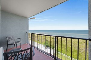 Caja de seguridad en la habitación y escritorio 