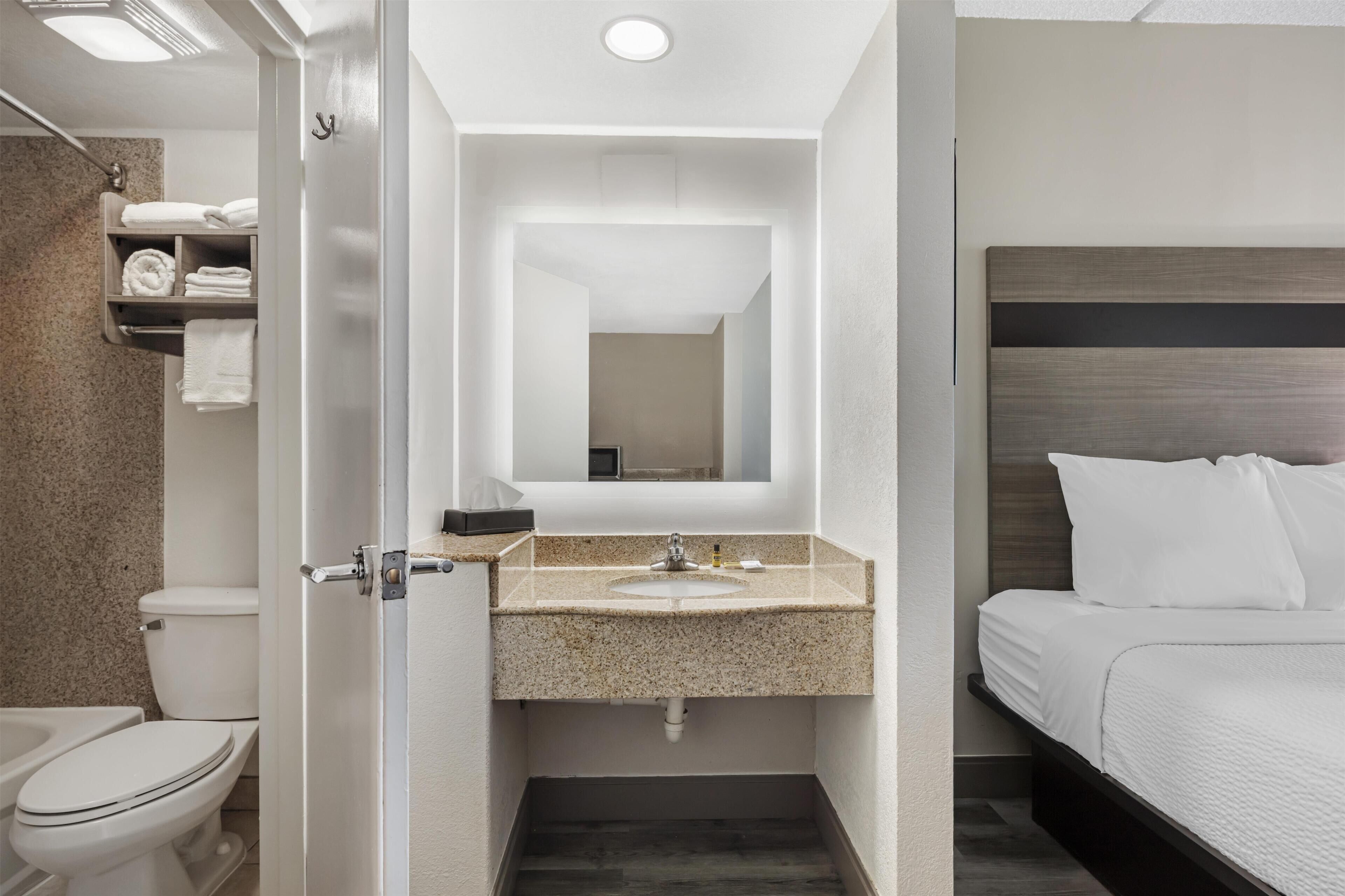 Standard Room, 2 Queen Beds, Balcony, Oceanfront (Pet Friendly) | Bathroom