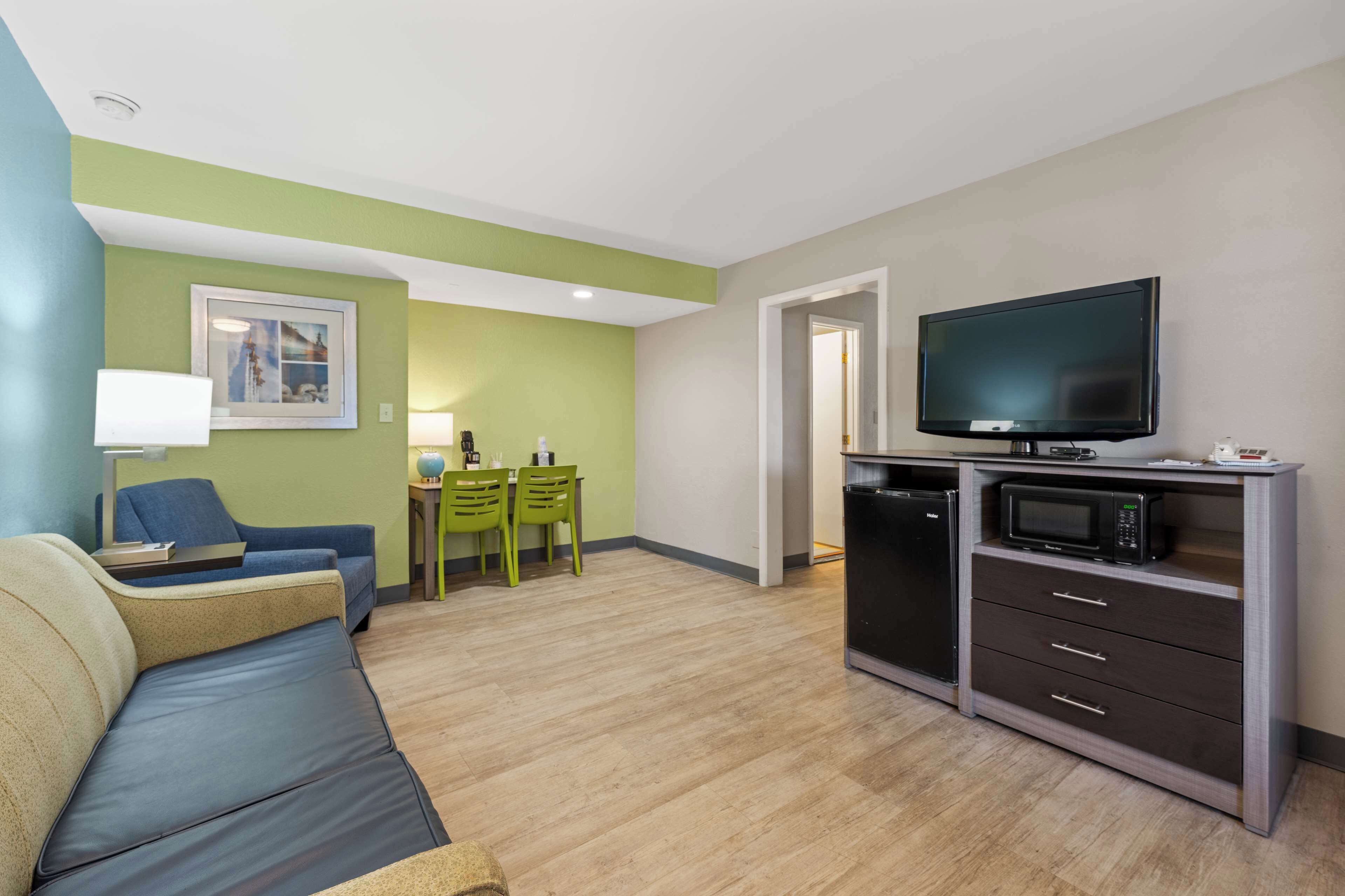Photo - Best Western Plus Holiday Sands Inn & Suites