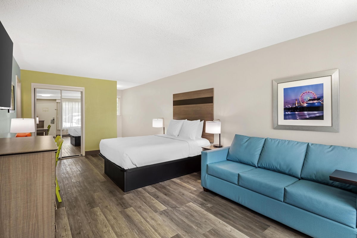 In-room safe, desk, laptop workspace, iron/ironing board