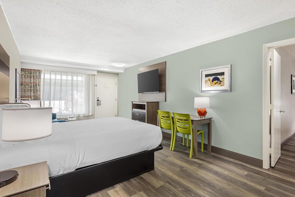In-room safe, desk, laptop workspace, iron/ironing board