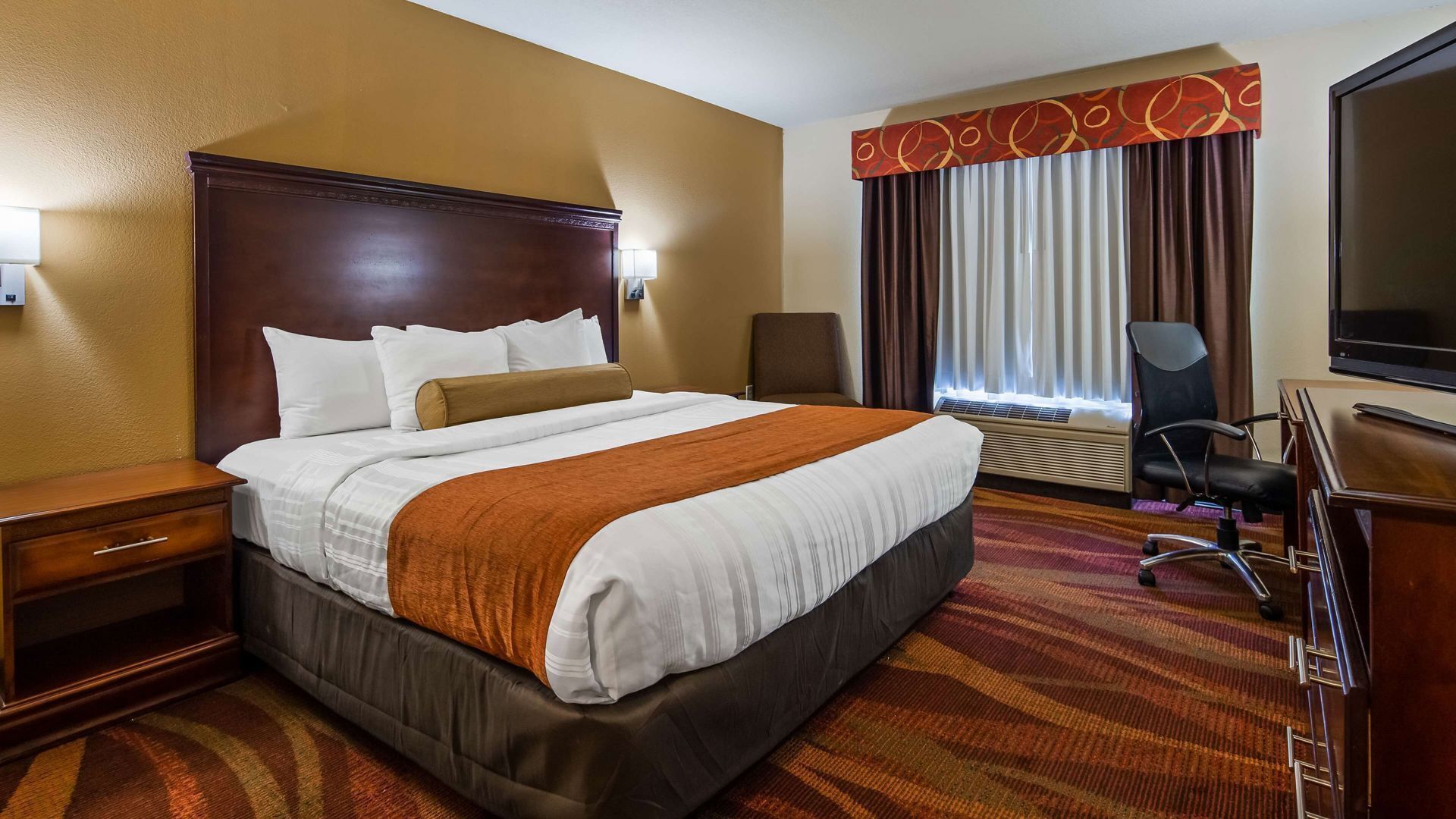 Pillowtop beds, in-room safe, desk, laptop workspace