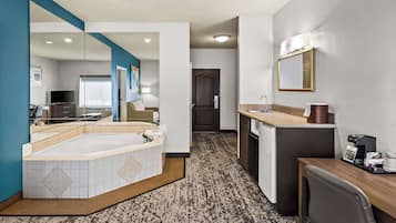 Suite, 1 kingsize bed, niet-roken, bubbelbad (Living Room;with Sofabed) | Pillowtop-bedden, een kluis op de kamer, een bureau, een laptopwerkplek