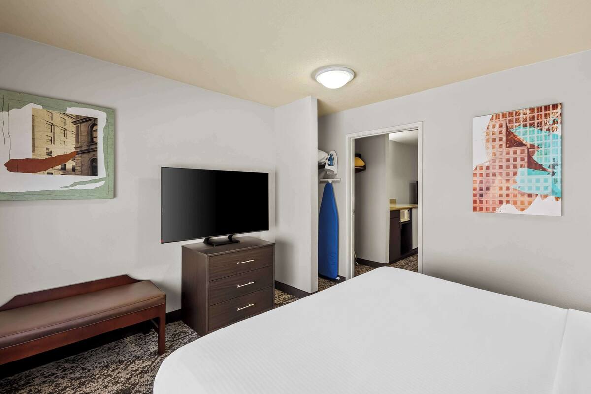 Suite, 1 Tempat Tidur King, Bebas Asap Rokok, lemari es & microwave (with Sofabed) | Bantalan ekstra lembut, brankas, dan meja kerja