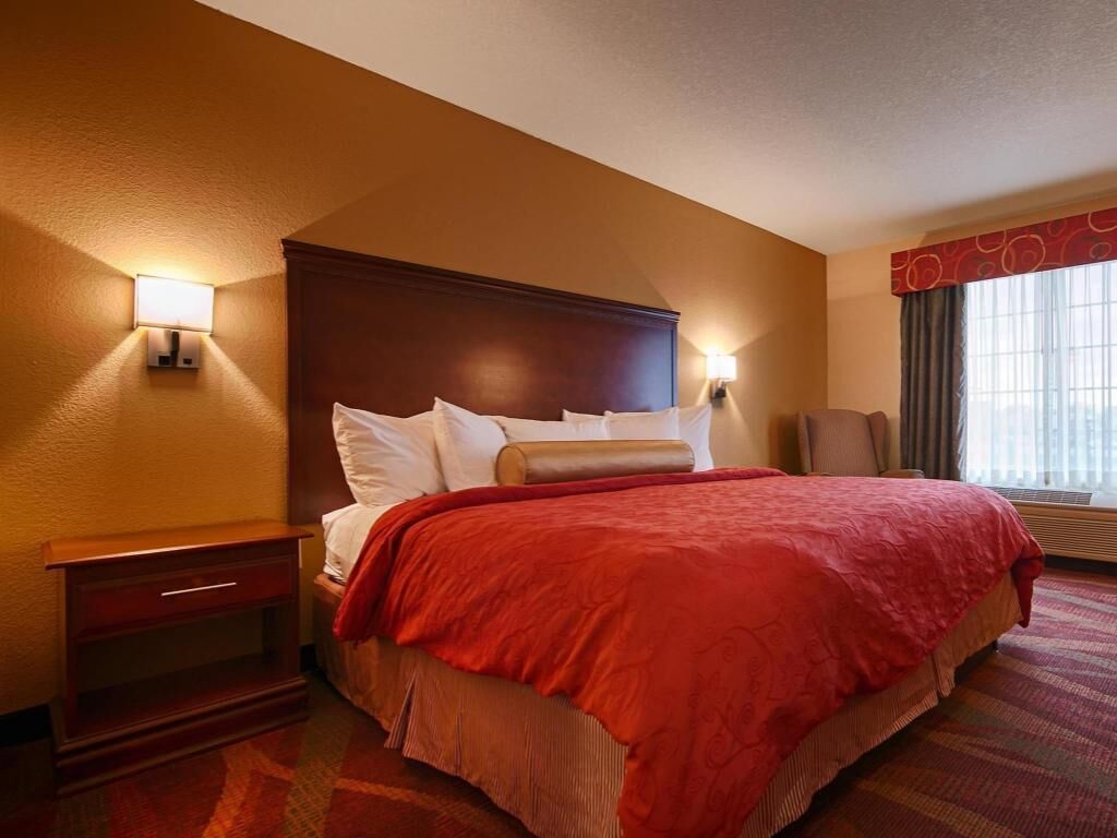 Pillowtop beds, in-room safe, desk, laptop workspace