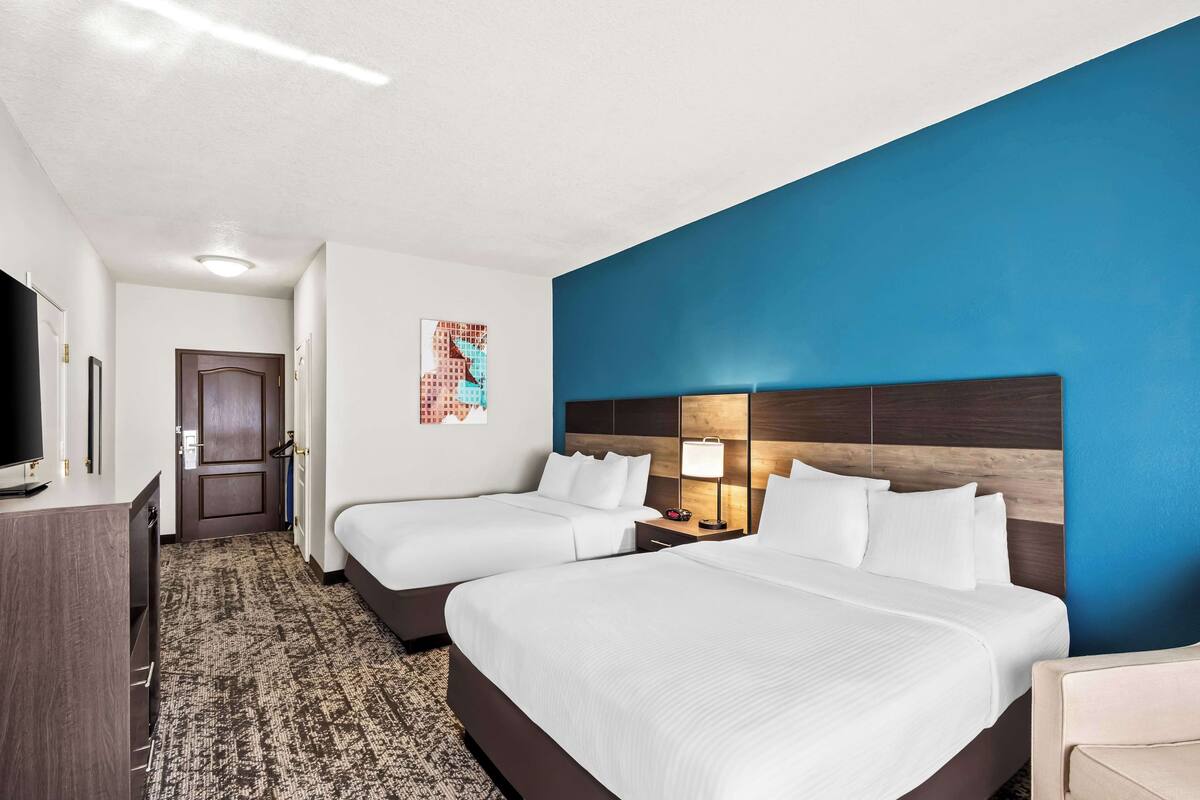 Kamar Standar, 2 Tempat Tidur Queen, akses difabel, lemari es & microwave (Walk-in Shower) | Bantalan ekstra lembut, brankas, dan meja kerja