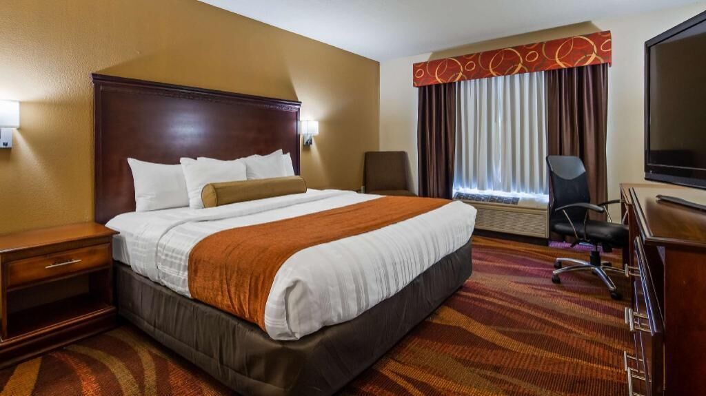 Pillowtop beds, in-room safe, desk, laptop workspace