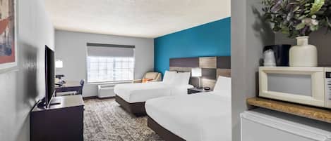 Standard Room, 2 Katil Ratu (Queen), Non Smoking, Refrigerator & Microwave | Tilam berlapik, peti besi dalam bilik, meja, ruang kerja komputer riba