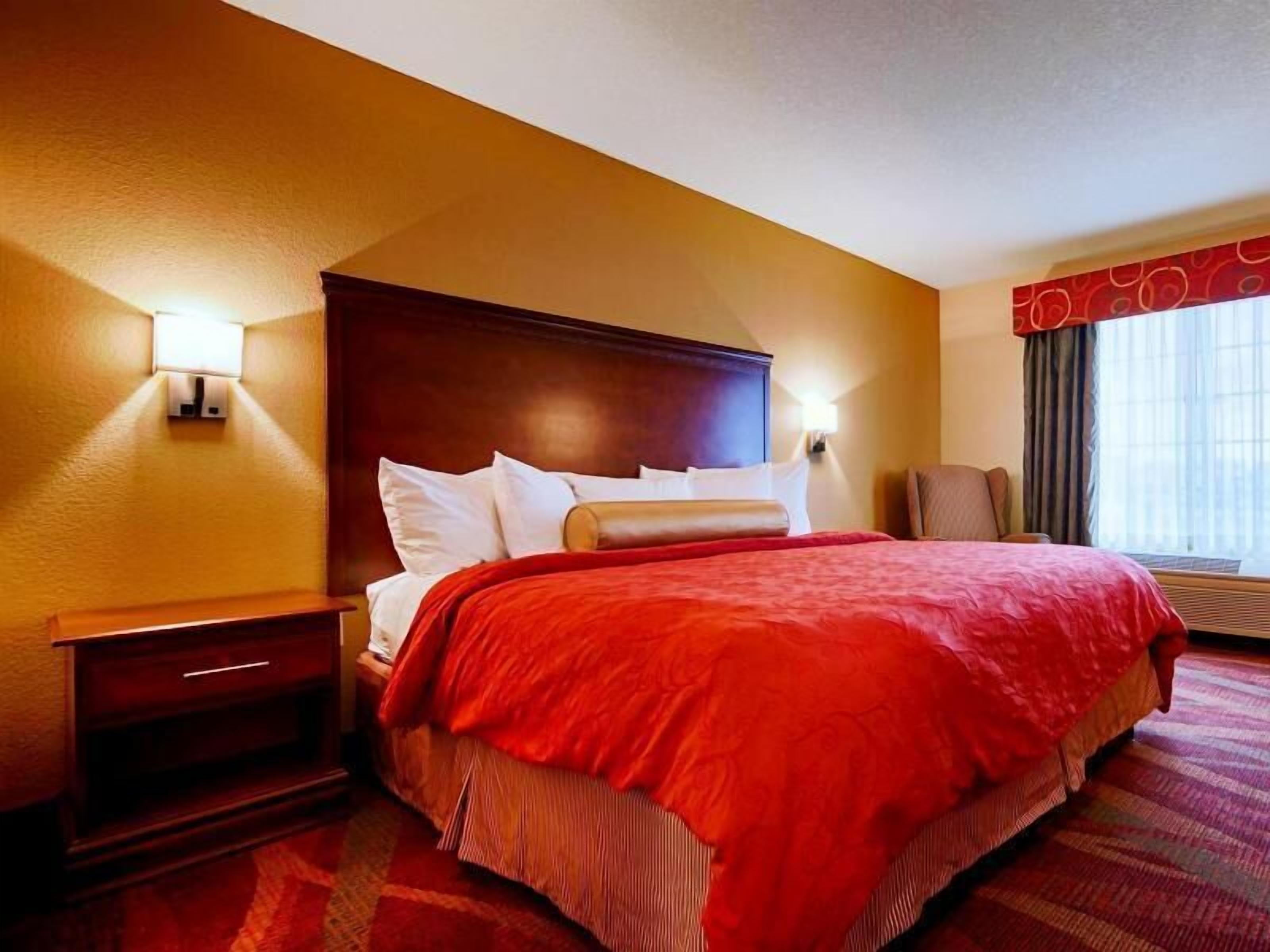 Pillowtop beds, in-room safe, desk, laptop workspace