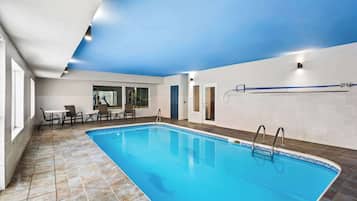 Indoor pool, sun loungers