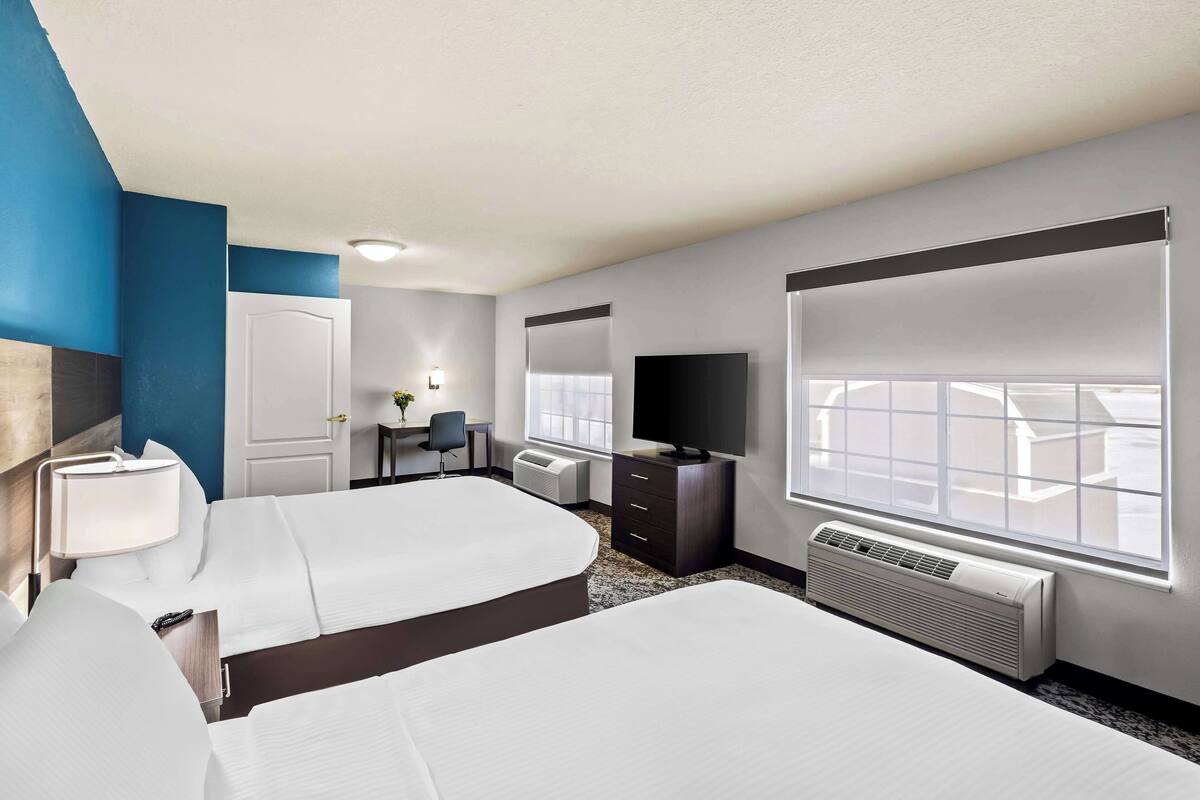 Suite, 2 Tempat Tidur Queen, Bebas Asap Rokok, lemari es & microwave (with Sofabed) | Bantalan ekstra lembut, brankas, dan meja kerja