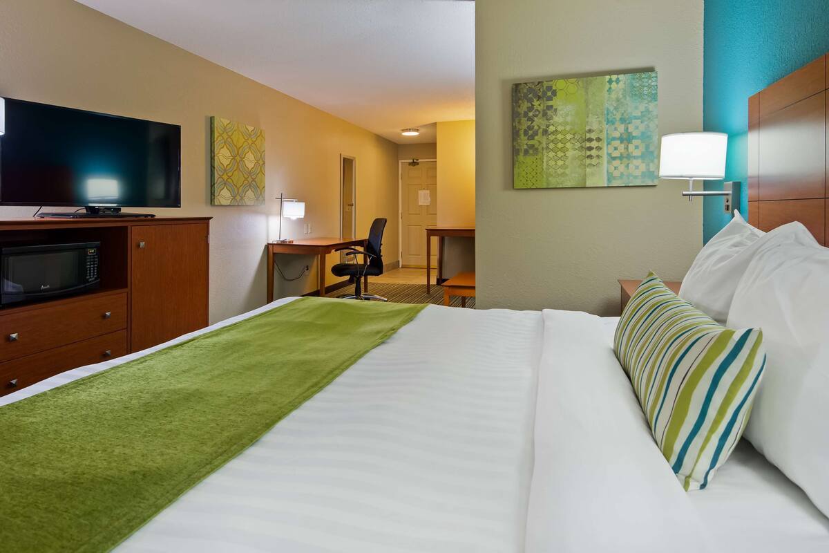 desk, iron/ironing board, free cots/infant beds, rollaway beds