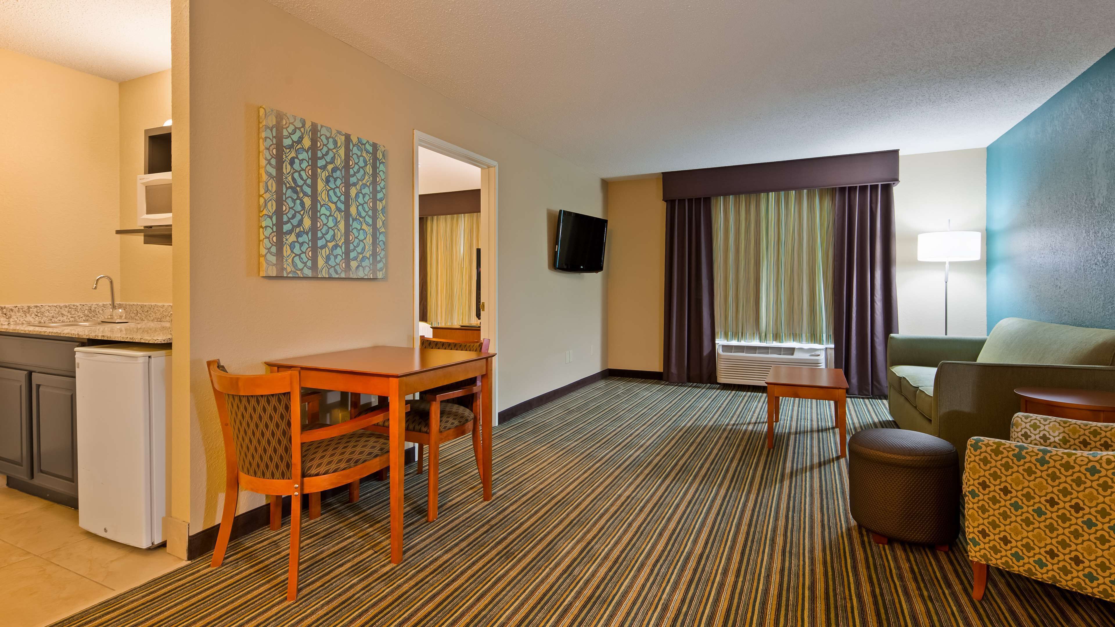 suite, 1 king bed, wet bar | desk, iron/ironing board, free cots/infant beds, rollaway beds