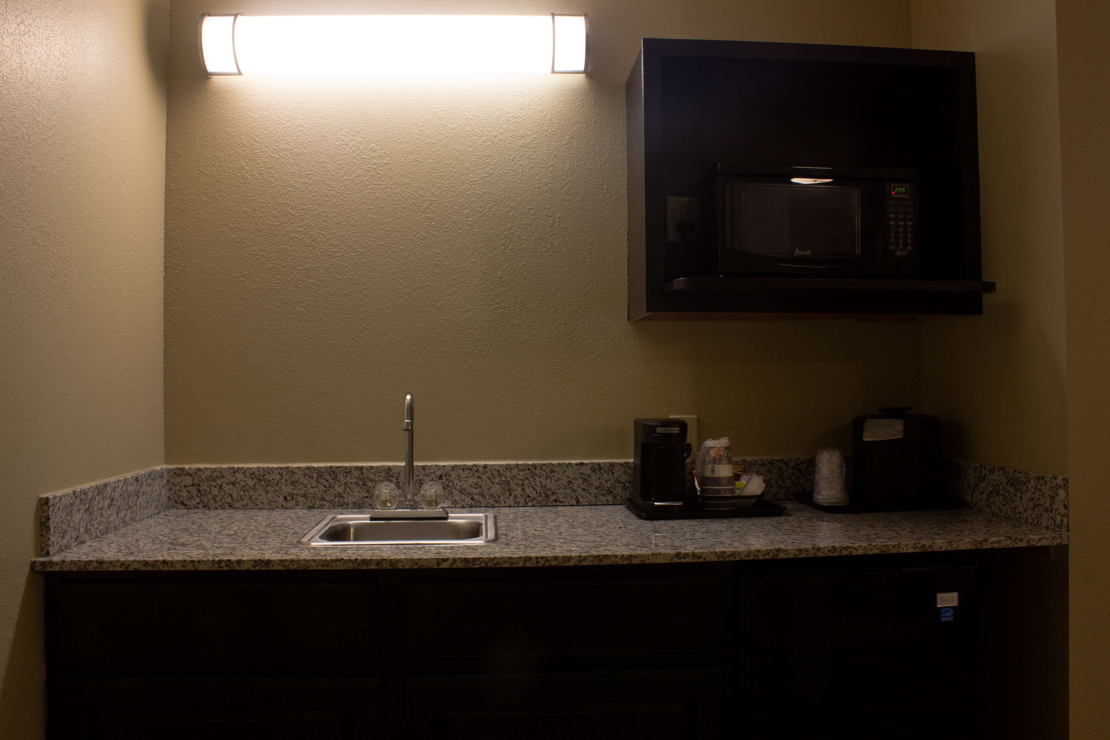 suite, 1 king bed, wet bar | desk, iron/ironing board, free cots/infant beds, rollaway beds