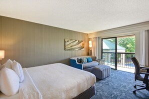 مكتب ومساحة عمل للكمبيوتر المحمول وستائر تعتيم ومكواة/لوح كي