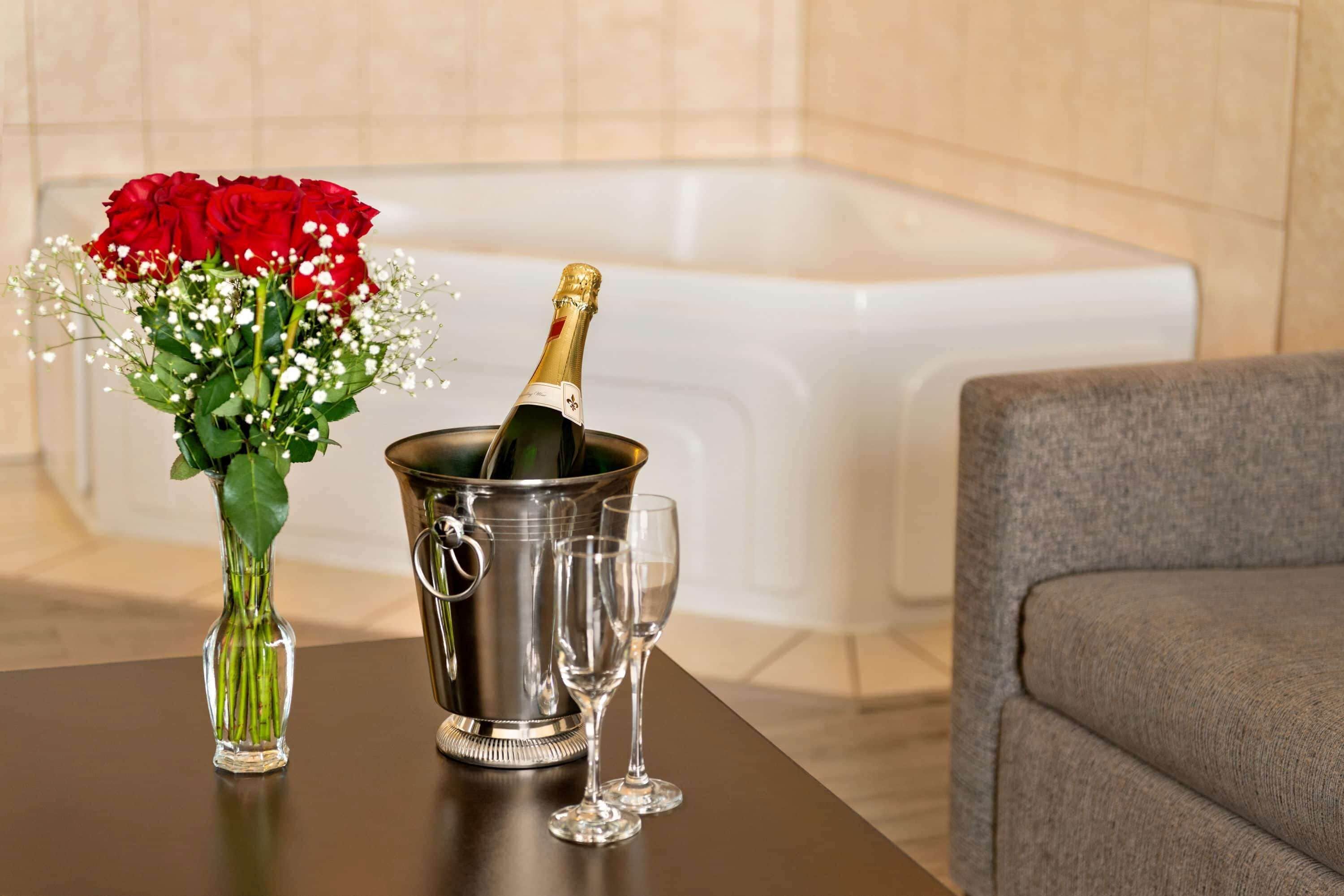 高档床上用品、办公桌、笔记本电脑工作区、遮光窗帘