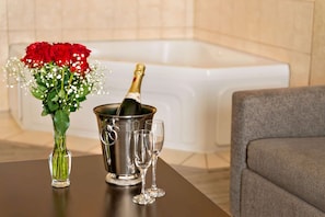 Seprai premium, meja kerja, dan ruang kerja ramah laptop