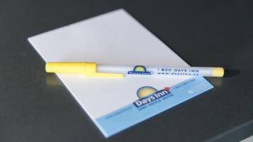 Een Days Inn visitekaartje met een gele pen erboven.