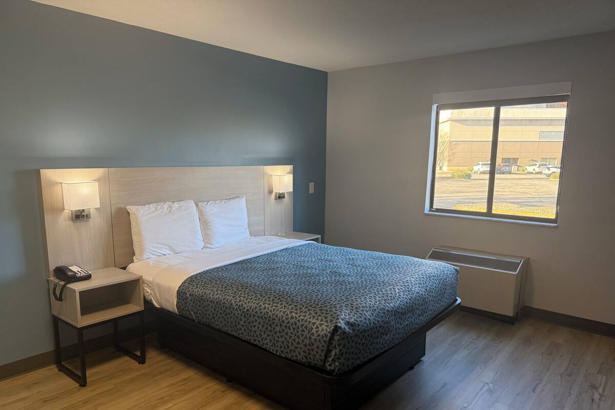 Room, 1 Queen Bed, Non Smoking (Efficiency) | Desk, iron/ironing board, free WiFi, bed sheets