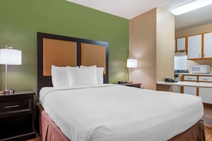 Chambre, 1 grand lit, non-fumeurs (Efficiency) | Bureau, fer et planche à repasser, Wi-Fi gratuit, draps fournis