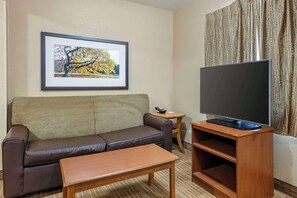 Chambre, 1 grand lit, accessible aux personnes à mobilité réduite, non-fumeurs (Efficiency) | Bureau, fer et planche à repasser, Wi-Fi gratuit, draps fournis