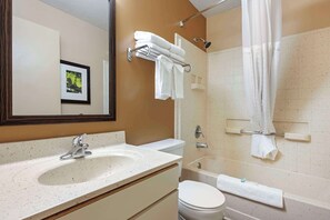 Habitación, 1 cama Queen size, para no fumadores (Efficiency) | Baño | Tina con regadera, amenidades de baño gratuitas, secadora de cabello 