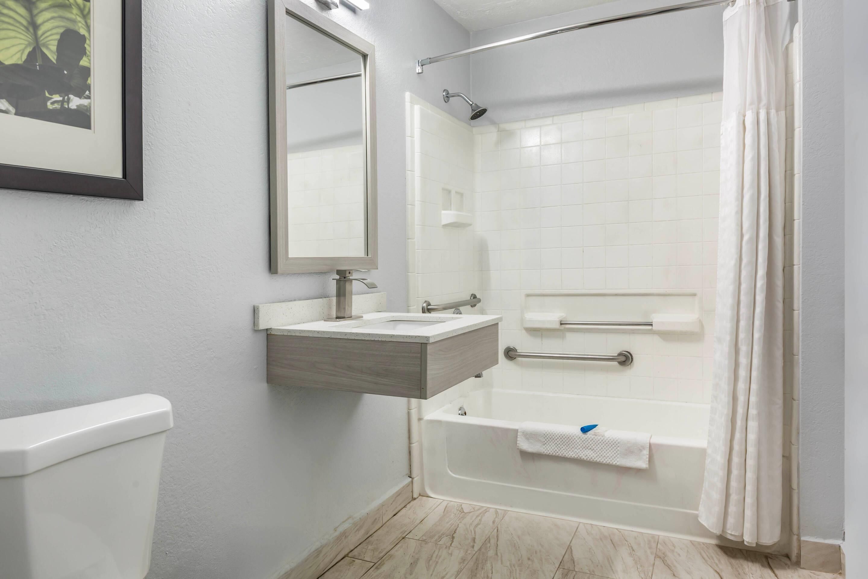 Habitación, 1 cama de matrimonio, accesible para personas con discapacidad (Efficiency) | Escritorio, tabla de planchar con plancha, wifi gratis y ropa de cama