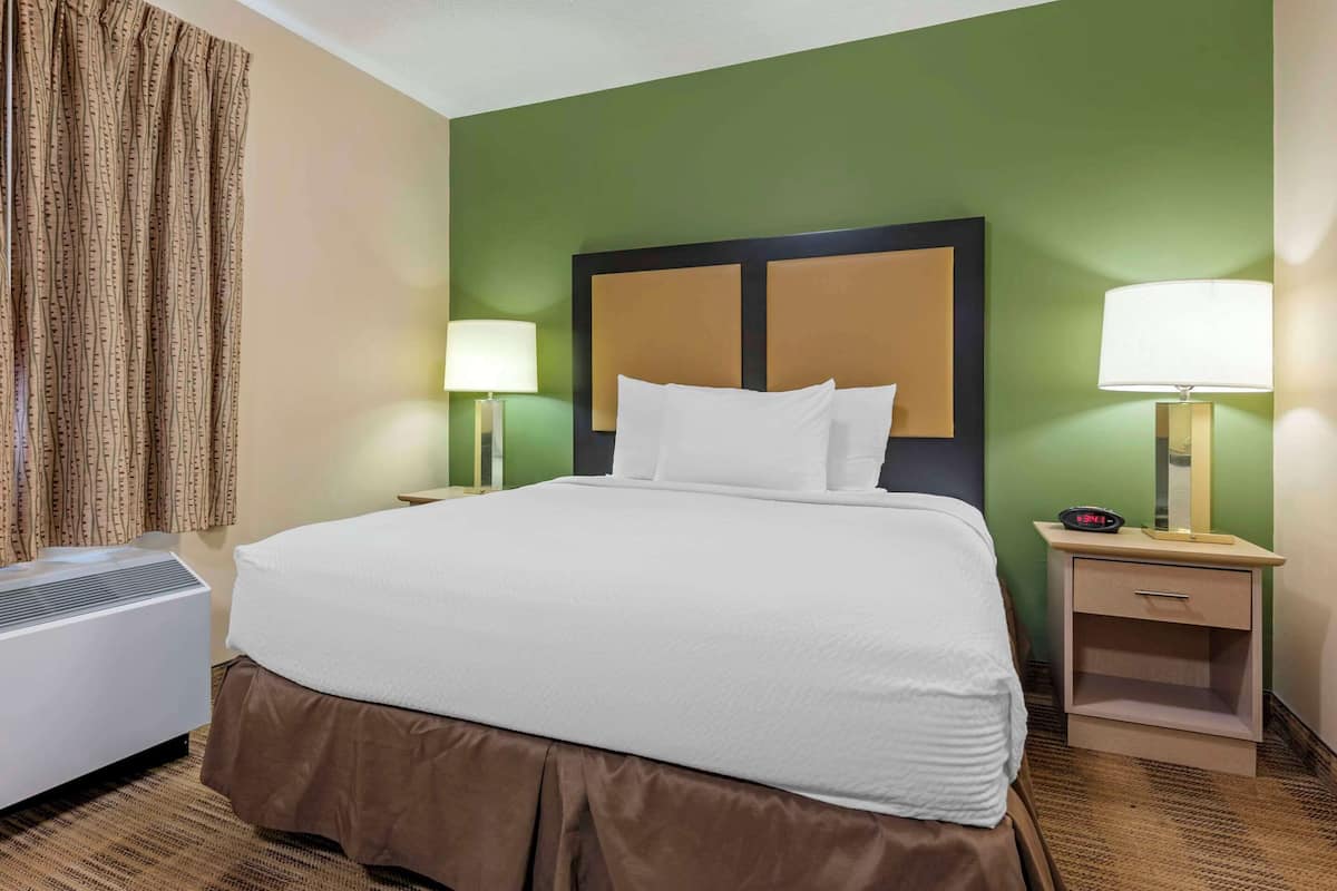 Kamar, 1 Tempat Tidur Queen dengan tempat tidur Sofa, Bebas Asap Rokok (Efficiency) | Meja kerja, setrika/meja setrika, Wi-Fi gratis, dan seprai linen