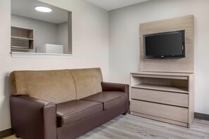 Escritorio, tabla de planchar con plancha, wifi gratis y ropa de cama
