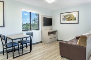 Habitación Deluxe, 1 cama de matrimonio grande, no fumadores | Zona de estar | Televisión de pantalla plana de 32 pulgadas con canales por cable