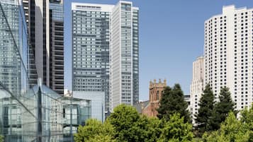 Panorama urbano con moderni grattacieli e una chiesa storica.
