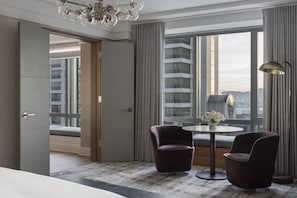 Luxe beddengoed, donzen dekbedden, een minibar, een kluis op de kamer