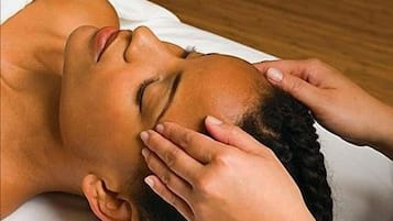 Uma pessoa deitada com a cabeça apoiada em uma superfície branca, possivelmente uma cama ou sofá.