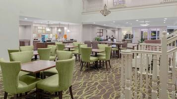 Tägliches inbegriffenes kontinentales Frühstück