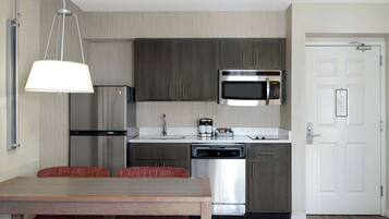 Grand réfrigérateur, micro-ondes, plaque de cuisson, lave-vaisselle