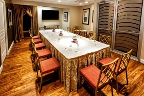 Breakfast, lunch, dinner served; Italian cuisine, garden views 