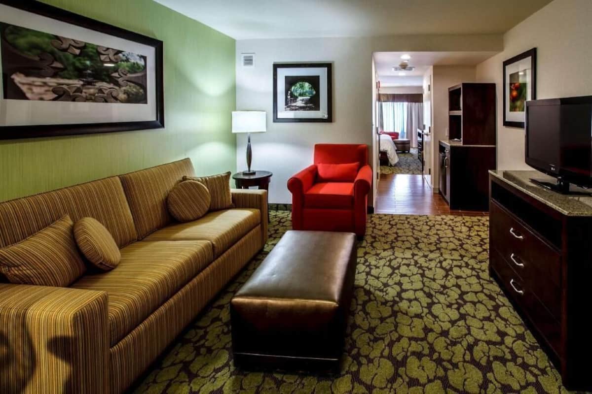 Living area | 32-inch flat-screen TV with cable channels, TV, pay movies