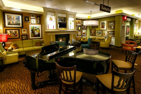 Lobby lounge. Hilton Garden Inn New York / Staten Island