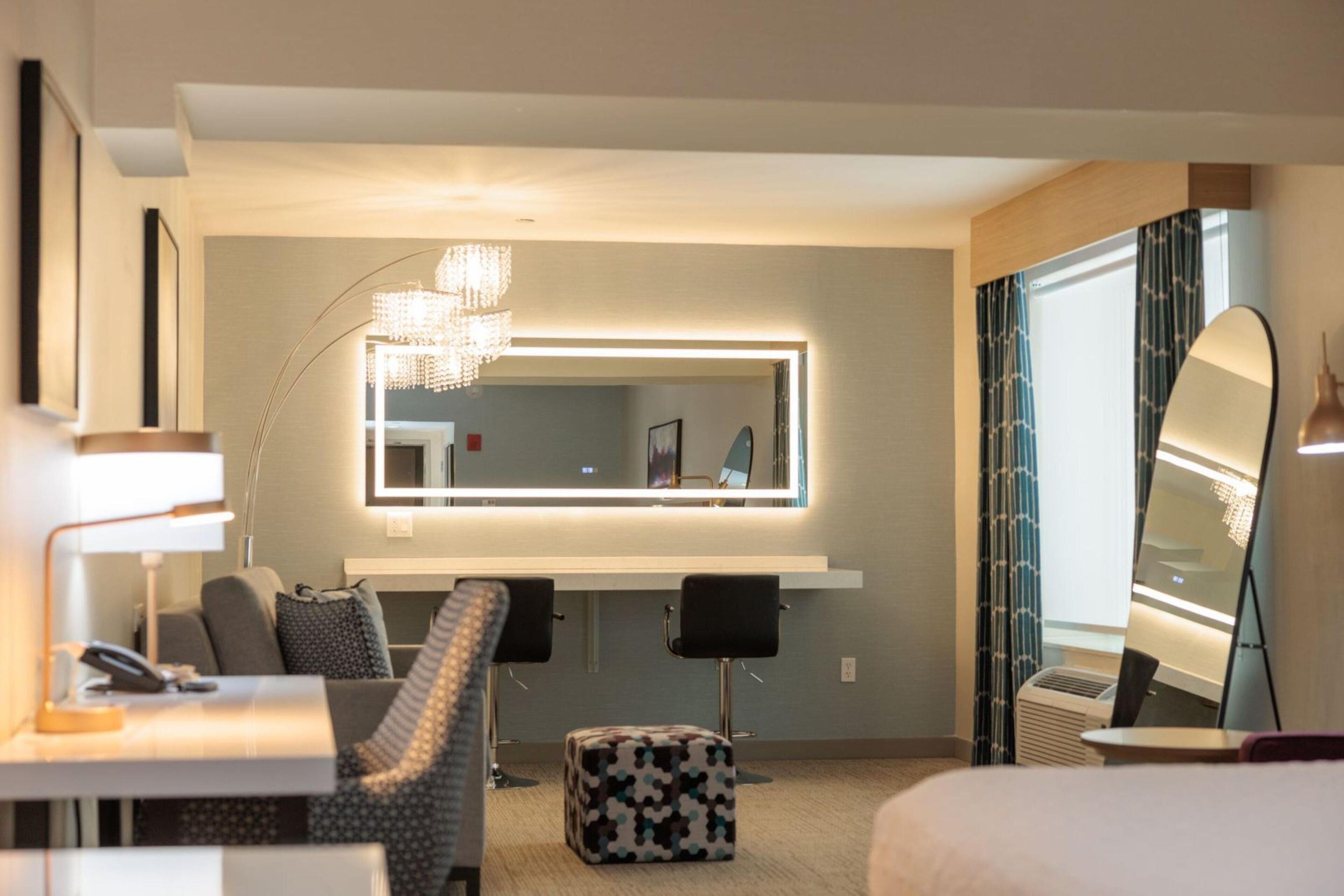 Deluxe suite, 2 queensize bedden | Een kluis op de kamer, een bureau, een laptopwerkplek