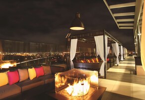 Se sirven desayunos, almuerzos y cocina italiana (con vistas al jardín) 