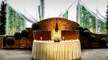 Se sirven desayunos y almuerzos; cocina italiana; con vista al jardín