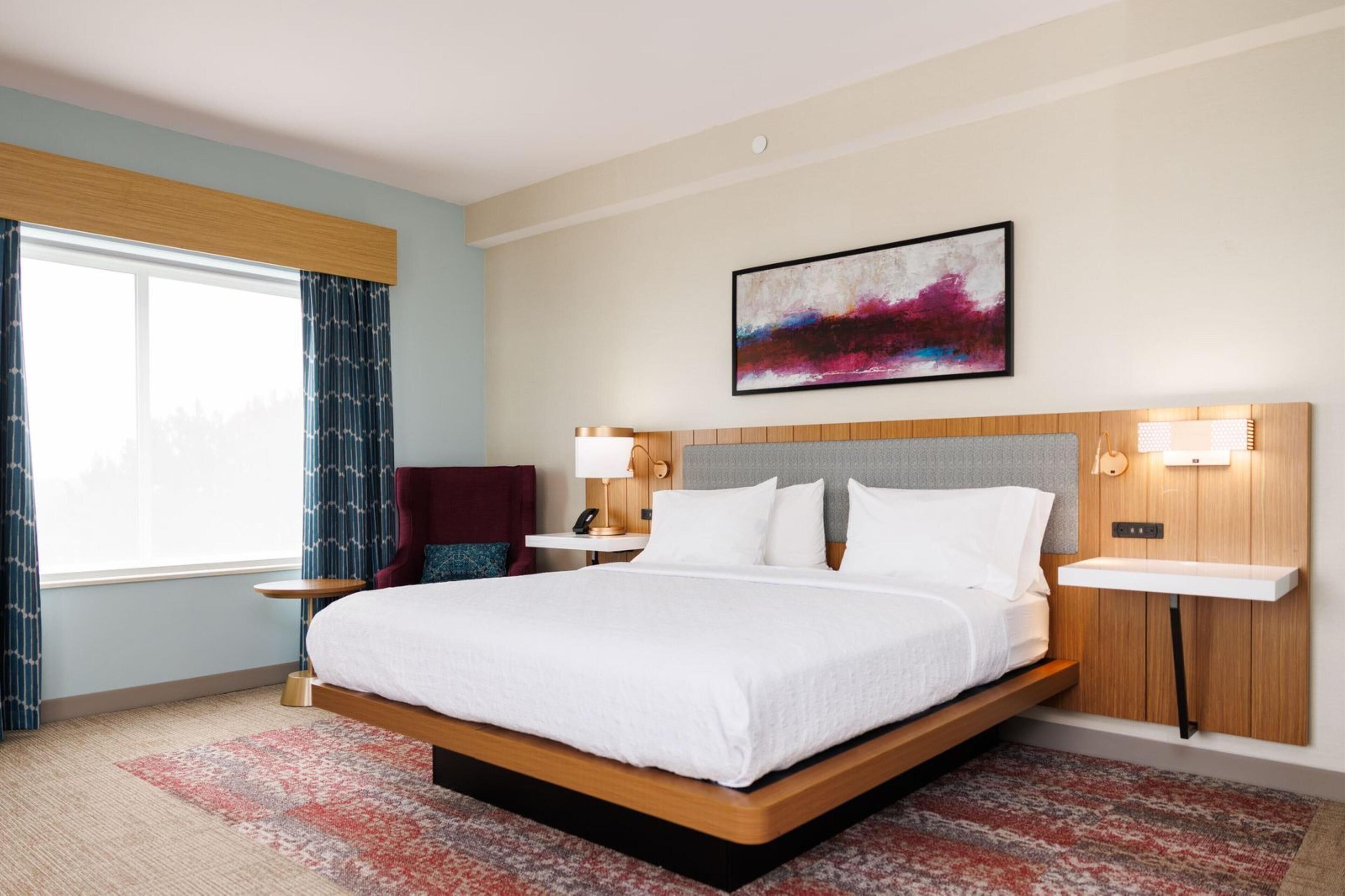 Een kluis op de kamer, een bureau, een laptopwerkplek