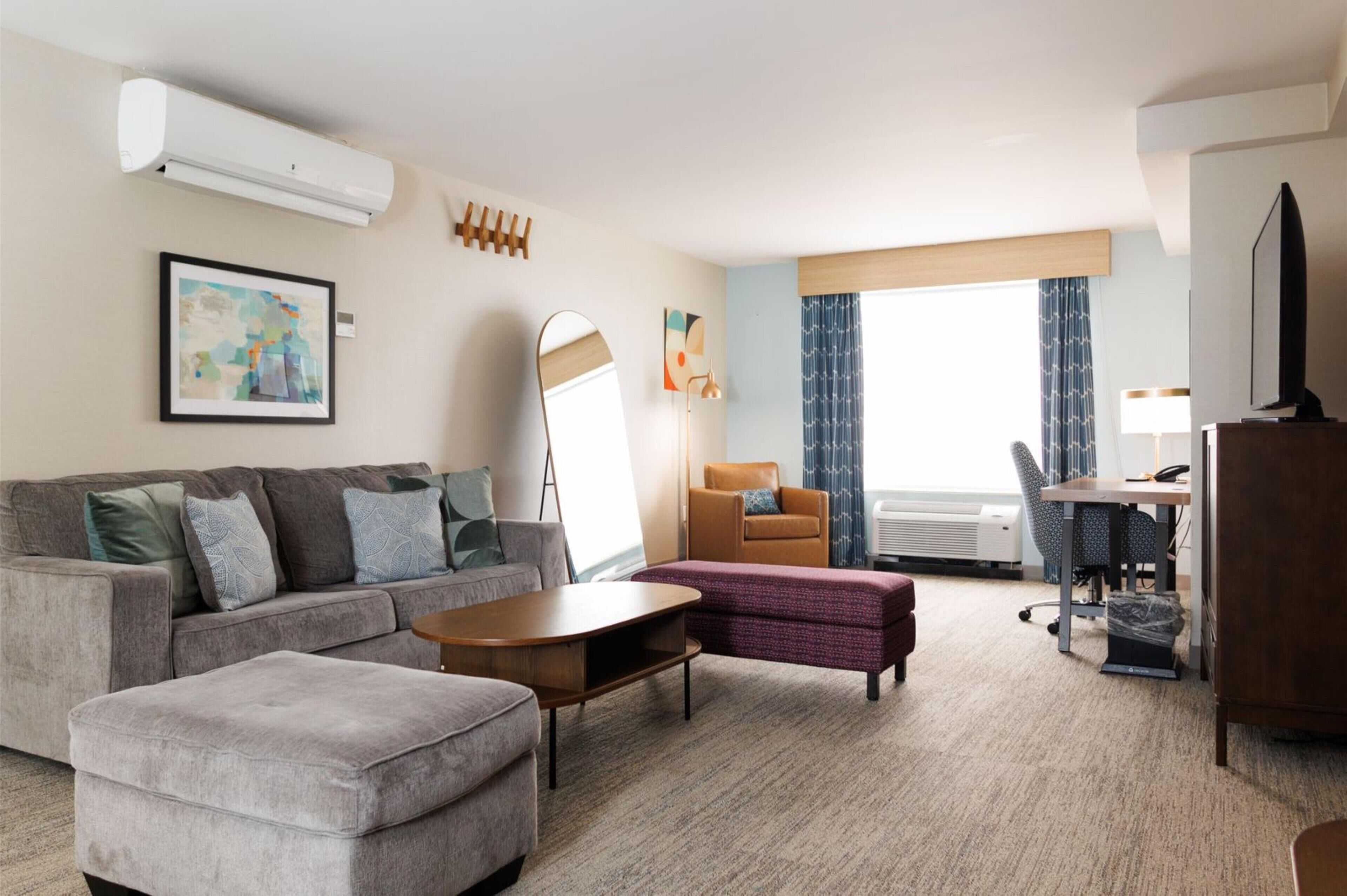 Klassieke kamer | Woonruimte | Een 32-inch flatscreentelevisie met kabelzenders en een televisie