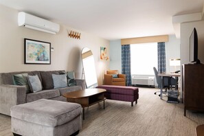 Rom – classic | Oppholdsområde | En 32-tommers Flatskjerm-TV med kabel-kanaler samt TV og filmkjøp