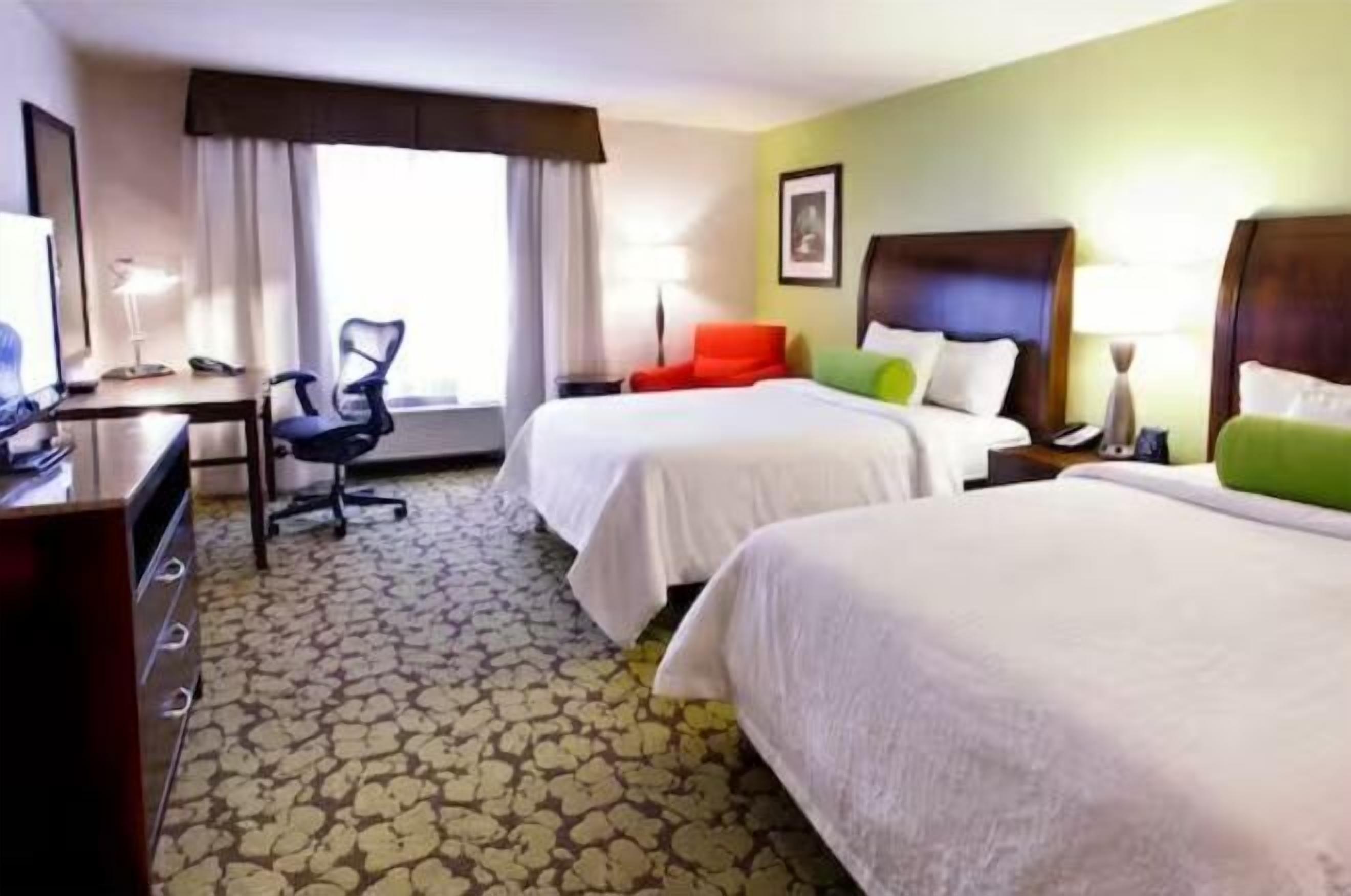 Een kluis op de kamer, een bureau, een laptopwerkplek