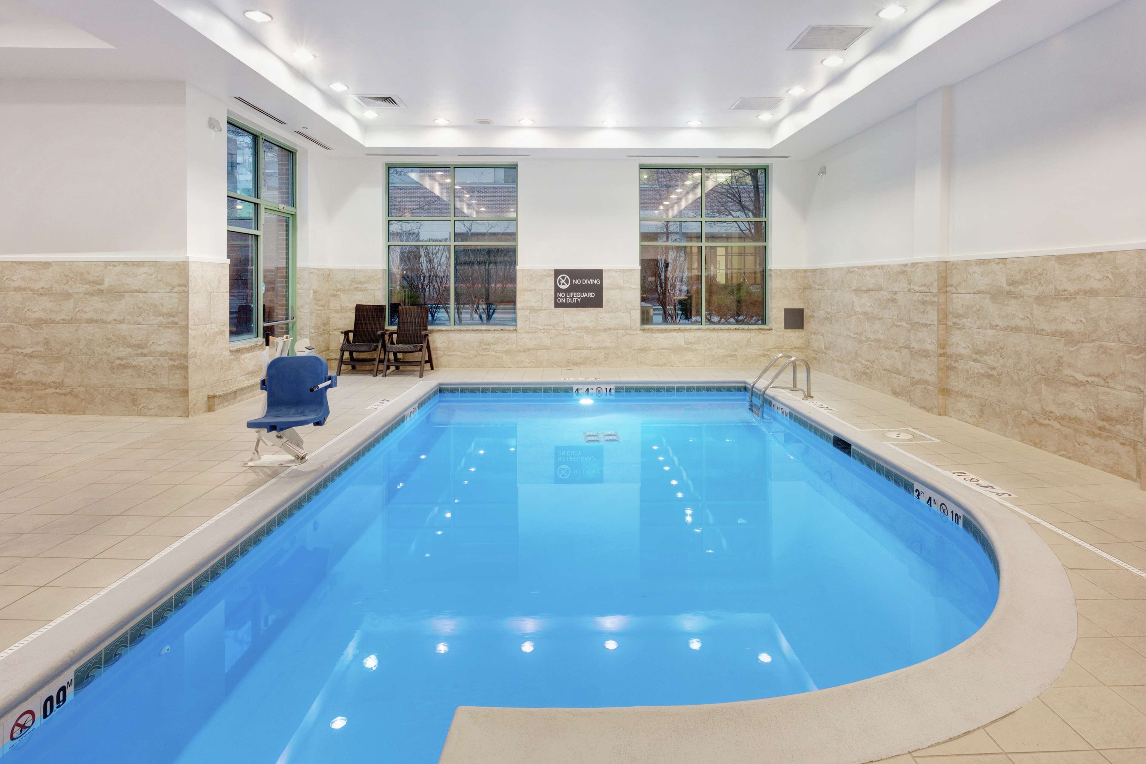 Indoor pool, sun loungers