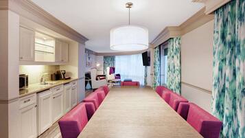 Suite, 1 King Bed, Non Smoking | Premium bedding, pillowtop beds, in-room safe, desk