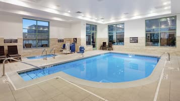 Indoor pool, sun loungers