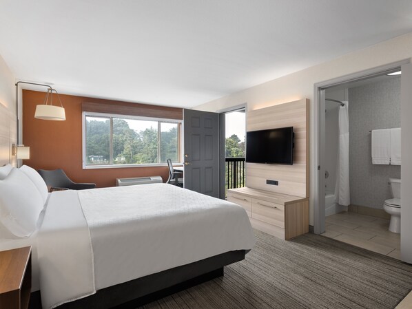 خزنة داخل الغرفة ومكتب وستائر تعتيم ومكواة/لوح كي